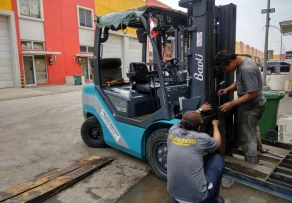 Forklift jadi alat berat yang memudahkan proses bongkar muat 