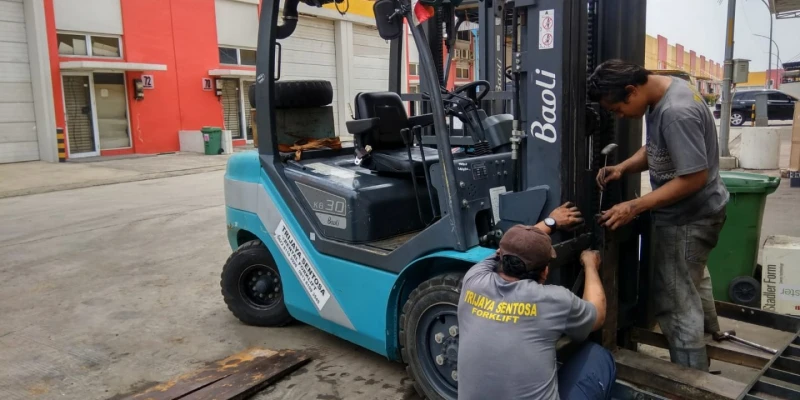 Forklift jadi alat berat yang memudahkan proses bongkar muat. 